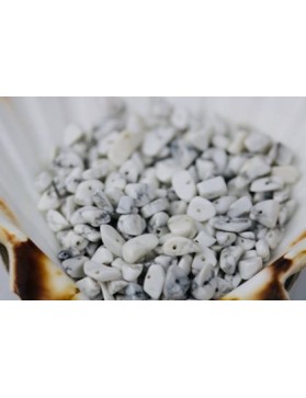 Perles, pierres et lithotherapie HOWLITE Chips origine Etats-unis (à l'unité)